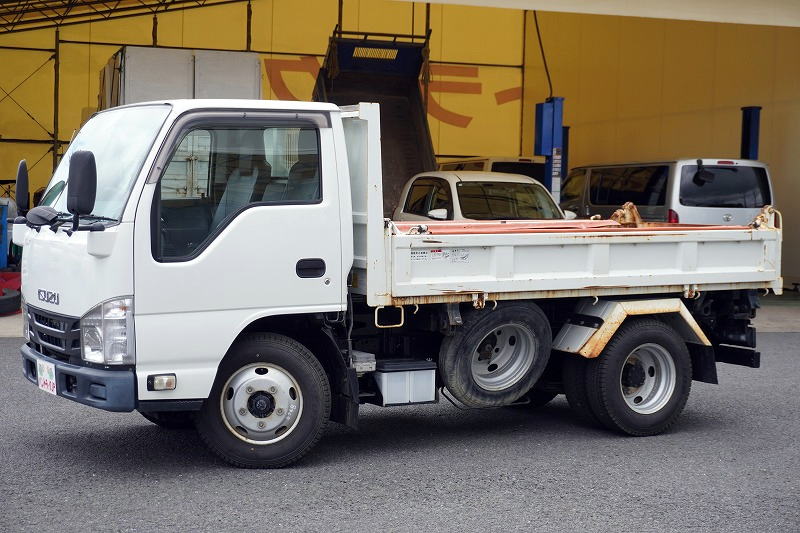 エルフ 強化 三転ダンプ 新明和製 積載2000kg 三方開 手動コボレーン リアダンプピン 鳥居アングル補強 左電格ミラー 坂道発進補助 ETC 6速MT!フロント画像