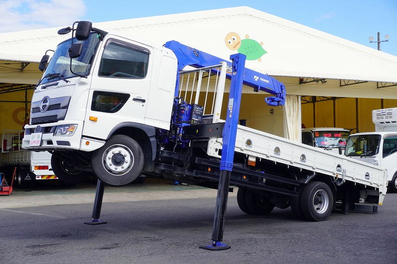 レンジャー 増トン 「標準幅 ベッド付」 4段セルフクレーン 積載7400kg タダノ製 ハイジャッキ アユミ板掛け トーヨーボディー 回送仕様 フックイン ラジコン 2.93t吊 差し違いアウトリガー 5.4m長 セイコーラック ロープ穴5対 ETC2.0 横根太増し 低走行!6速MT!フロント画像