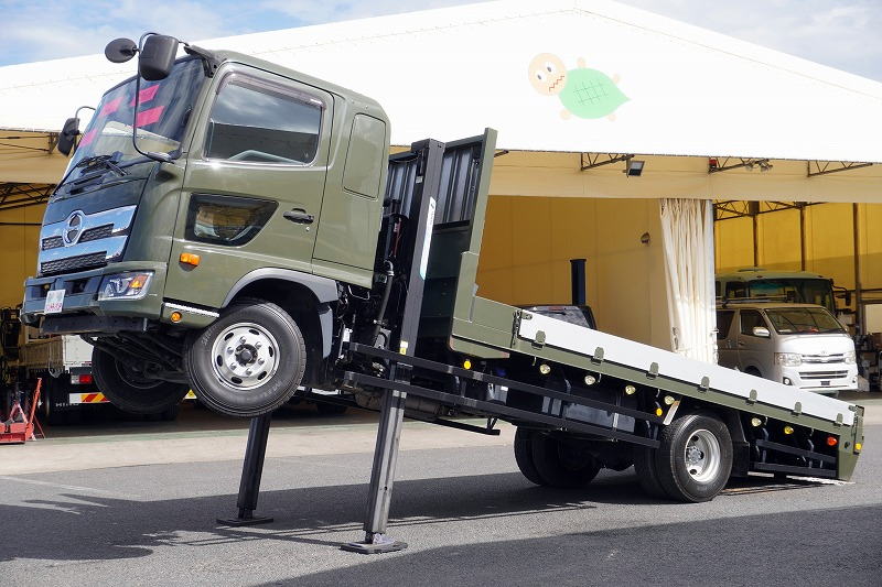 レンジャー 4トン 「ワイド ベッド付き」 重機運搬車 タダノ製ハイジャッキ 造りボディー 積載2050kg ウインチ ラジコン アユミ板掛け アルミブロック 鳥居シマ板張り LED作業灯 坂道発進補助 ETC 衝突軽減ブレーキ 車線逸脱警報 低走行!6速MT!フロント画像