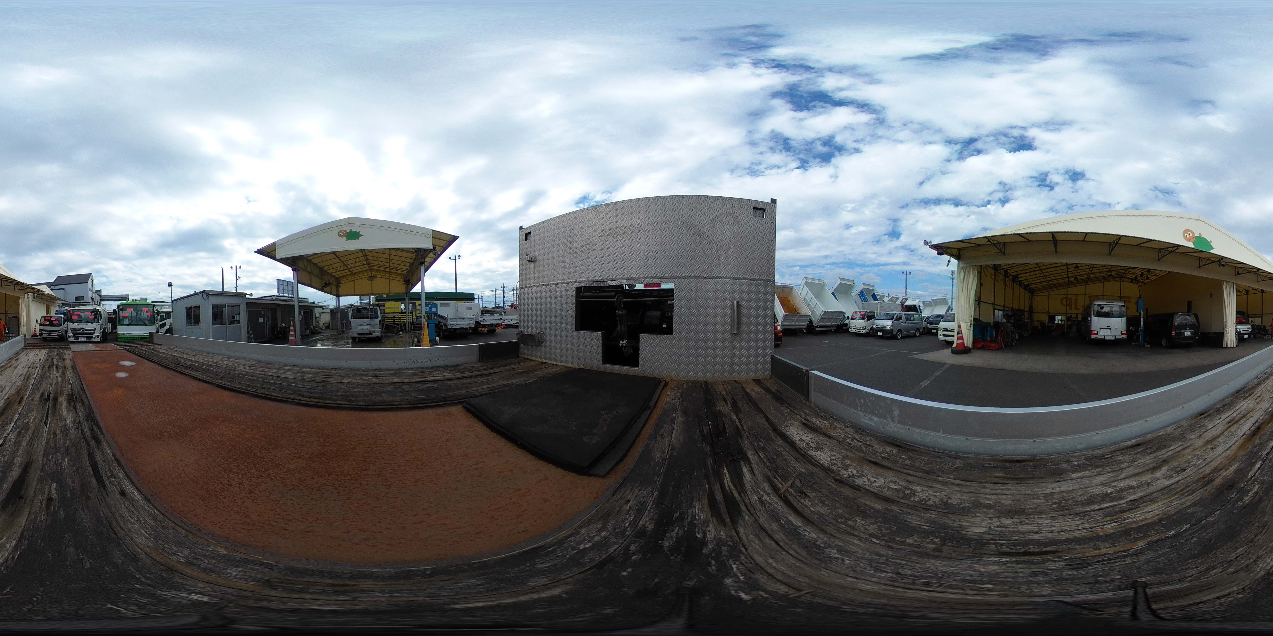 レンジャー　４トン　「ワイド　ベッド付き」　重機運搬車　タダノ製ハイジャッキ　造りボディー　積載２０５０ｋｇ　ウインチ　ラジコン　アユミ板掛け　アルミブロック　鳥居シマ板張り　ＬＥＤ作業灯　坂道発進補助　ＥＴＣ　衝突軽減ブレーキ　車線逸脱警報　低走行！６速ＭＴ！2