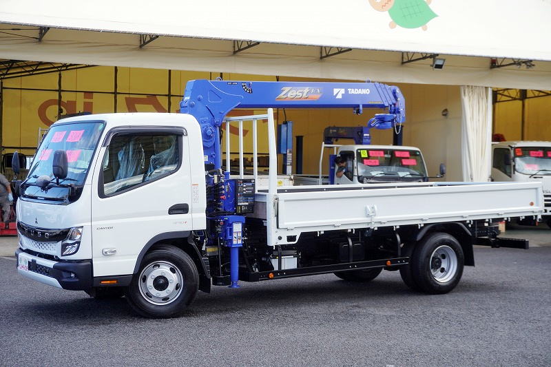 (未使用) キャンター 「ワイド超ロング」 4段クレーン 積載3300kg タダノ製 ラジコン フックイン 2.93t吊 バックカメラ 左電格ミラー LEDヘッドライト&フォグランプ スマートキー 衝突軽減ブレーキ 車線逸脱警報 5速MT! 車検「R9年6月まで!」フロント画像