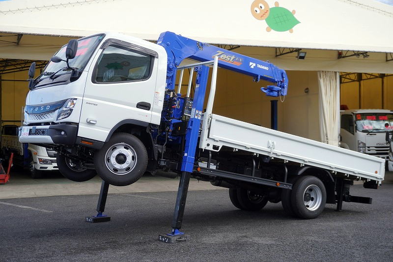 (未使用) キャンター 「ワイド超ロング」 4段セルフクレーン 積載3250kg タダノ製 ラジコン フックイン 2.63t吊 左電格ミラー LEDヘッドライト&フォグランプ スマートキー 衝突軽減ブレーキ 車線逸脱警報 5速MT! 車検「R8年10月まで!」フロント画像