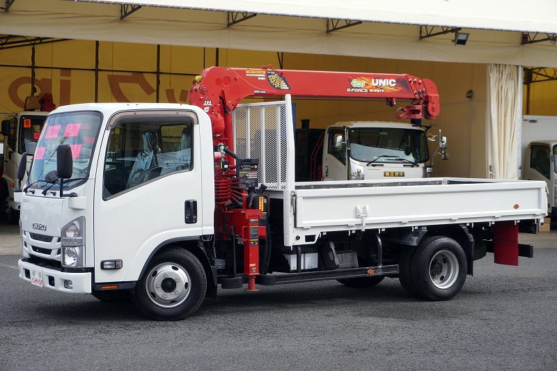 エルフ　「標準幅　ロング」　４段クレーン　積載３０００ｋｇ　古河ユニック製　ラジコン　フックイン　２．９３ｔ吊　セイコーラック　床フック３対　鳥居上部金網張り　左電格ミラー　坂道発進補助　ＥＴＣ　フォグランプ　６速ＭＴ！フロント画像