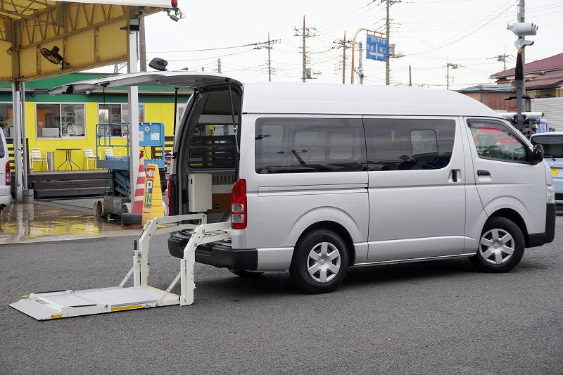 ハイエース　ロング　ＤＸ　５ドア　「ハイルーフ」　ガソリン車　３人乗り　和光工業製パワーゲート　ラッシング１段　荷室加工有り　荷台板張り　床フック４対　クリアランスソナー　バックカメラ　ＥＴＣ　社外ナビ　セパレーターカーテン　低走行！ＡＴ車！　車検「Ｒ８年６月まで！」フロント画像