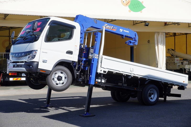 (未使用) キャンター 「ワイド超ロング」 4段セルフクレーン 積載3250kg タダノ製 ラジコン フックイン 2.63t吊 左電格ミラー バックカメラ LEDヘッドライト&フォグランプ スマートキー 衝突軽減ブレーキ 車線逸脱警報 5速MT! 車検「R9年6月まで!」フロント画像