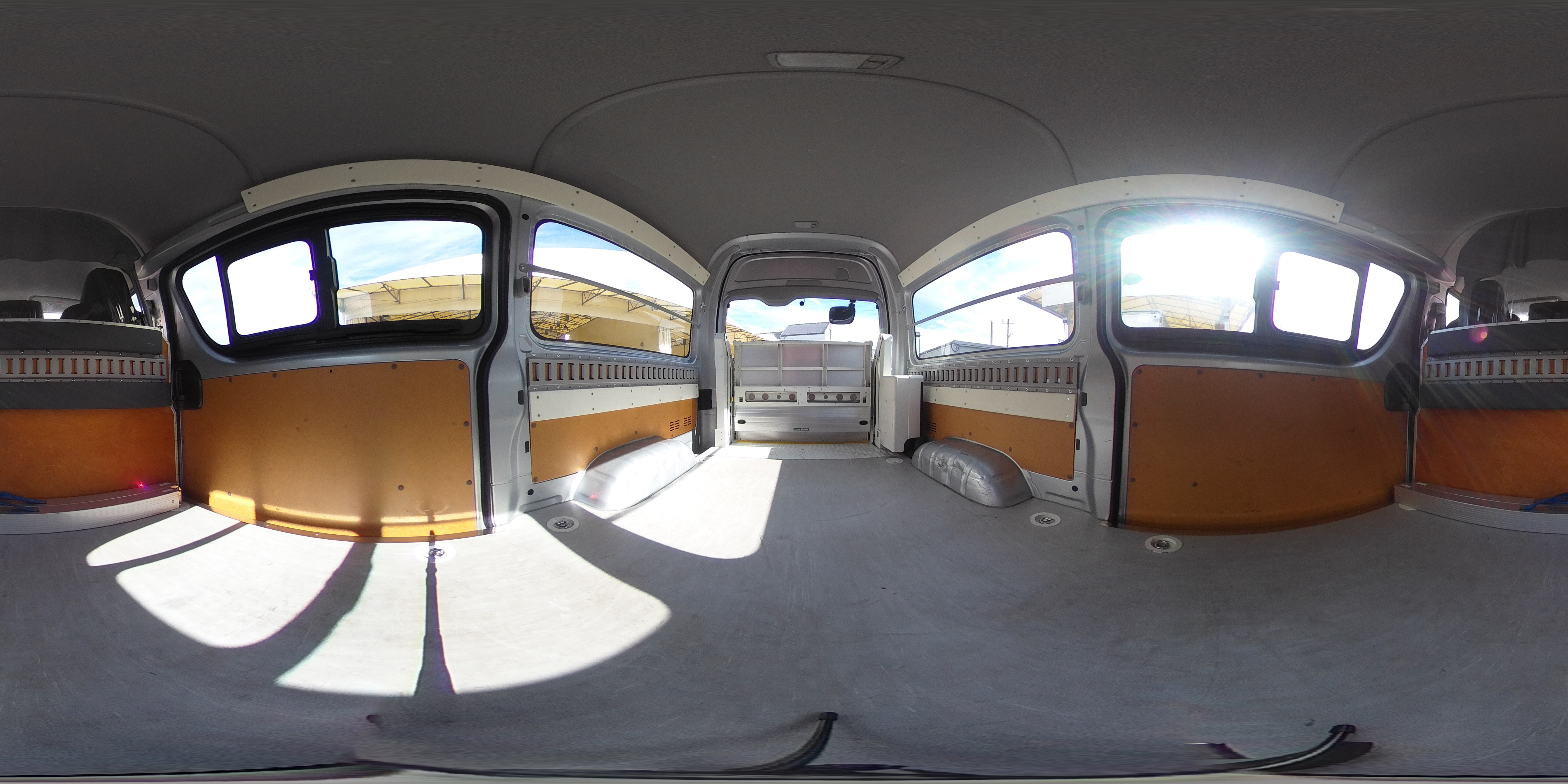 ハイエース　ロング　ＤＸ　５ドア　「ハイルーフ」　ガソリン車　３人乗り　和光工業製パワーゲート　ラッシング１段　荷室加工有り　荷台板張り　バックカメラ　ＥＴＣ　社外ナビ　セパレーターカーテン　低走行！ＡＴ車！2