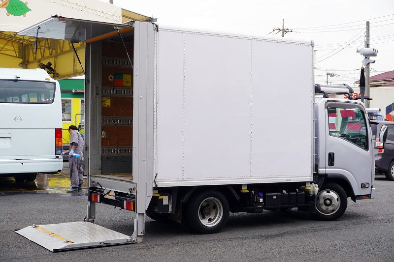 エルフ 10尺 パネルバン 積載2000kg サイドドア 高箱 跳ね上げ式 垂直パワーゲート ラッシング4段 床フック 箱ラダー付き ルーフキャリア バックカメラ ETC2.0 社外ナビ フルセグTV キーレス 左電格ミラー フォグランプ 衝突軽減ブレーキ 車線逸脱警報 全低床 AT車!フロント画像