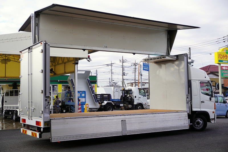 レンジャー　４トン　「ワイド　ハイルーフ　ベッド付き」　冷蔵ウイング　積載２３５０ｋｇ　リアエアサス　６．２ｍ長　ラッシング２段　セイコーラック　坂道発進補助　ＨＩＤヘッドライト　サーモキング製　６速ＭＴ！　車検「Ｒ８年１０月まで！」フロント画像