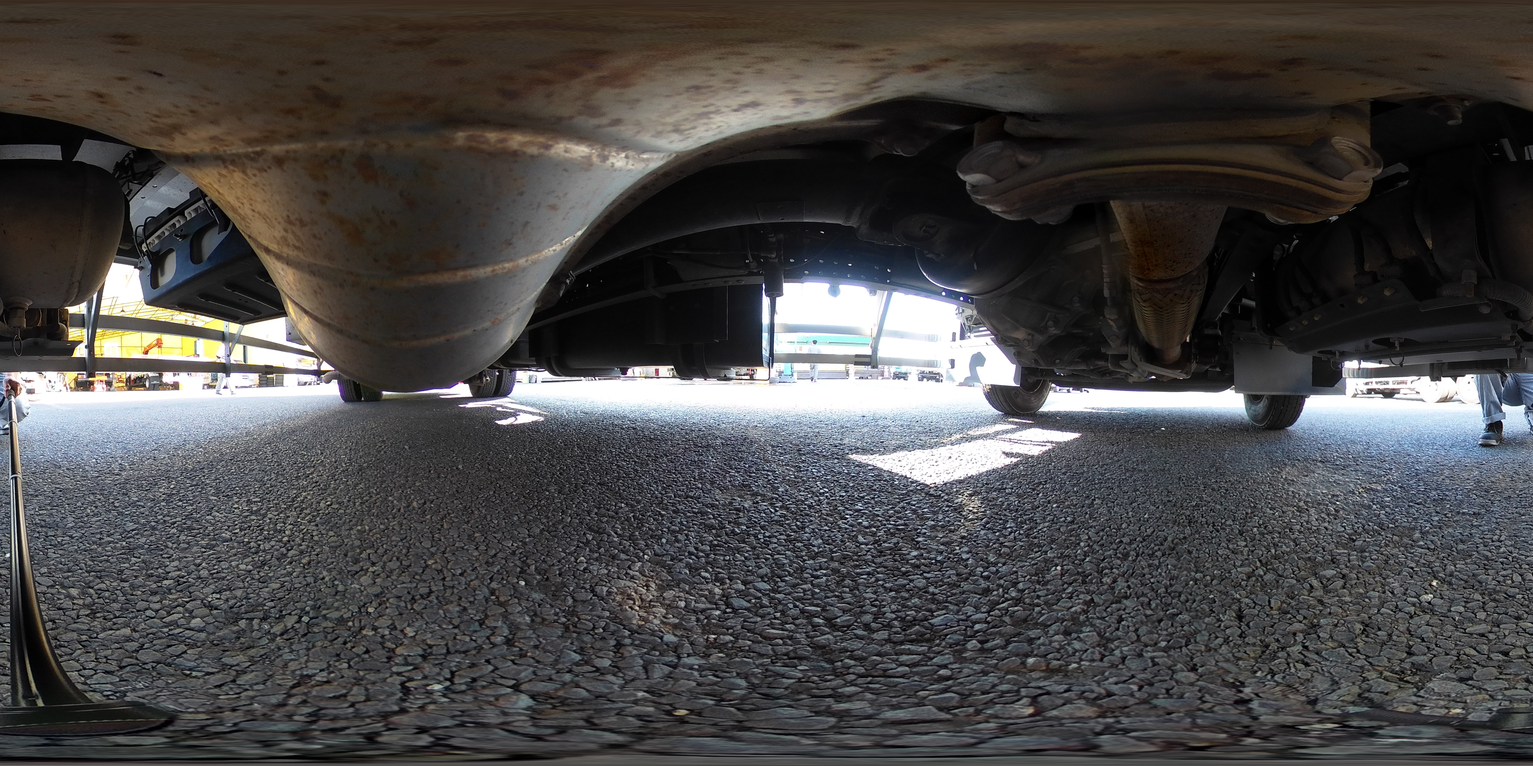 フォワード　４トン　「ワイド　ベッド付き」　冷蔵ウイング　積載２１００ｋｇ　リアエアサス　６．２ｍ長　スタンバイ装置　ラッシング２段　セイコーラック　バックカメラ　ＥＴＣ　坂道発進補助　ＨＩＤヘッドライト　菱重製　６速ＭＴ！1