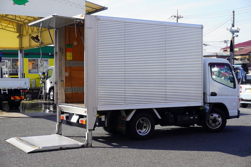 キャンター 「標準幅 セミロング」 アルミバン 積載2000kg サイドドア 跳ね上げ式 垂直パワーゲート ラッシング2段 バックカメラ 左電格ミラー 北村製 5速MT! 車検「R8年4月まで!」フロント画像