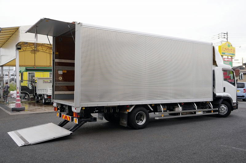 フォワード 4トン 「標準幅 ベッド付き」 アルミバン 積載2850kg リーフサス 6.2m長 跳ね上げ式 パワーゲート ラッシング2段 導風板 バックカメラ ETC 坂道発進補助 HIDヘッドライト メッキパーツ 日本フルハーフ製 6速MT!フロント画像