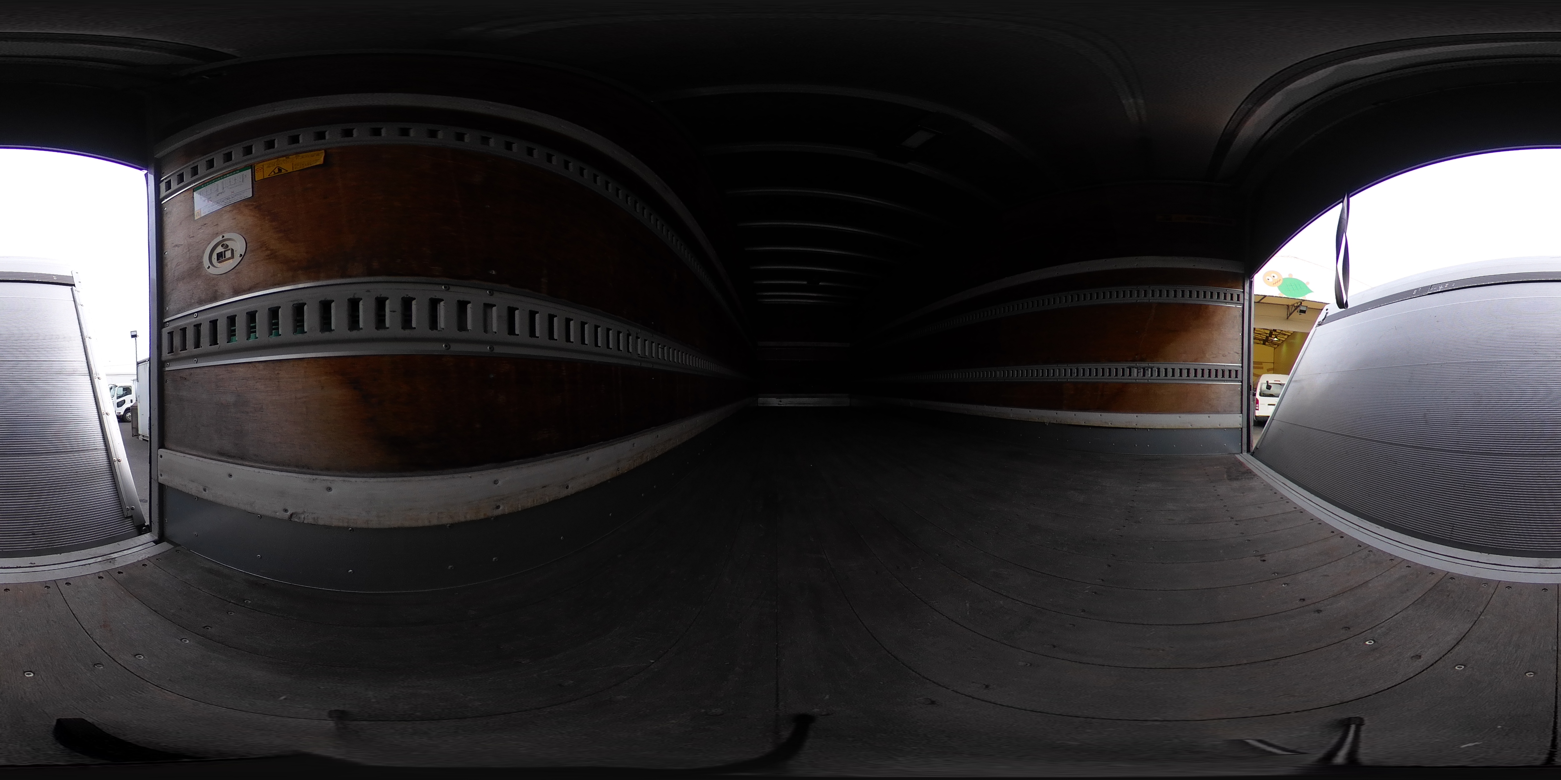 フォワード　４トン　「標準幅　ベッド付き」　アルミバン　積載２８５０ｋｇ　リーフサス　６．２ｍ長　跳ね上げ式　パワーゲート　ラッシング２段　導風板　バックカメラ　ＥＴＣ　坂道発進補助　ＨＩＤヘッドライト　メッキパーツ　日本フルハーフ製　６速ＭＴ！2