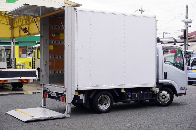 エルフ 10尺 パネルバン 積載2000kg サイドドア 高箱 跳ね上げ式 垂直パワーゲート ラッシング4段 床フック 箱ラダー付き ルーフキャリア バックカメラ ETC2.0 社外ナビ フルセグTV キーレス 左電格ミラー フォグランプ 衝突軽減ブレーキ 車線逸脱警報 全低床 AT車!フロント画像