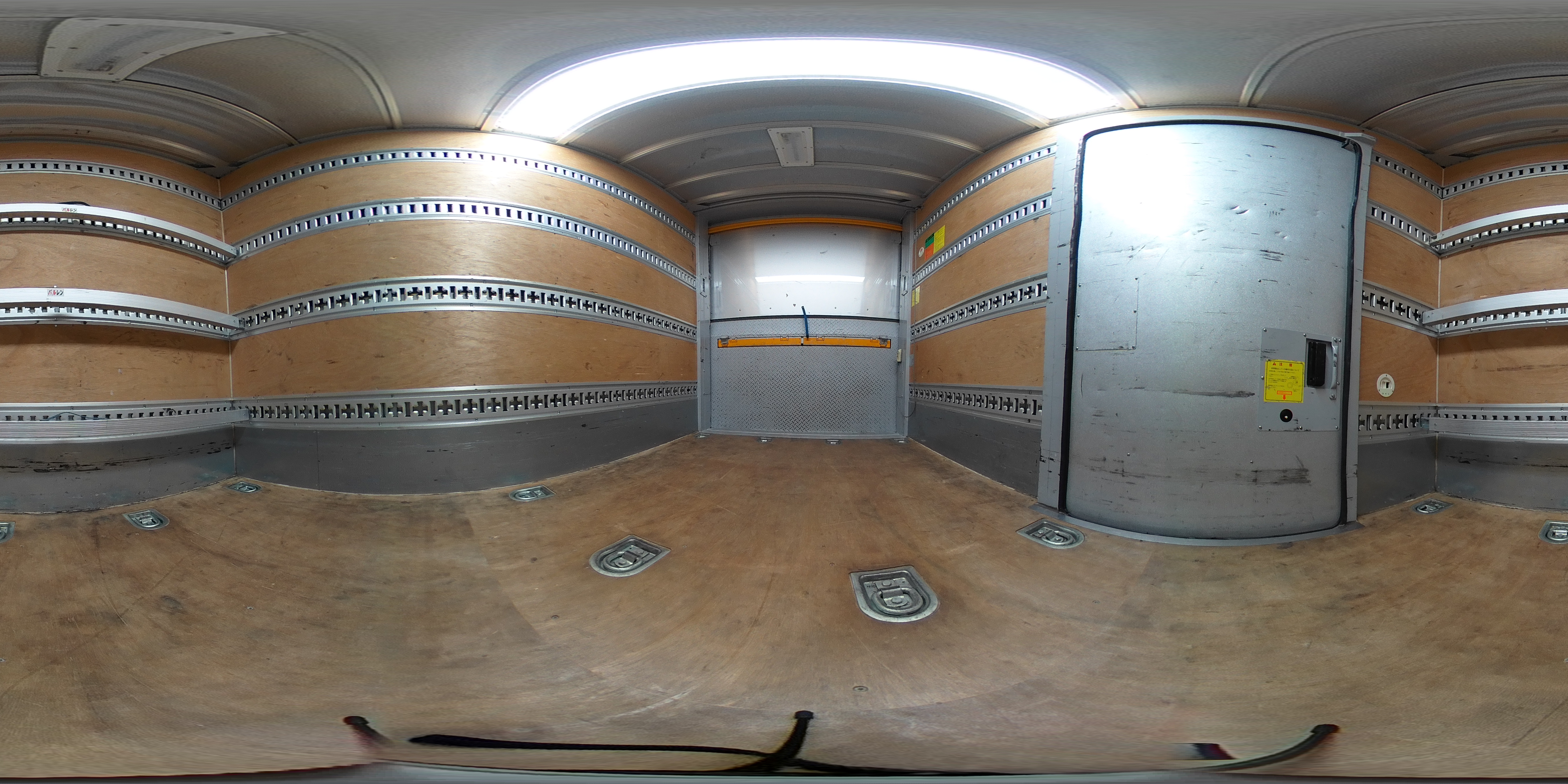 エルフ　１０尺　パネルバン　積載２０００ｋｇ　サイドドア　高箱　跳ね上げ式　垂直パワーゲート　ラッシング４段　床フック　箱ラダー付き　ルーフキャリア　バックカメラ　ＥＴＣ２．０　社外ナビ　フルセグＴＶ　キーレス　左電格ミラー　フォグランプ　衝突軽減ブレーキ　車線逸脱警報　全低床　ＡＴ車！2