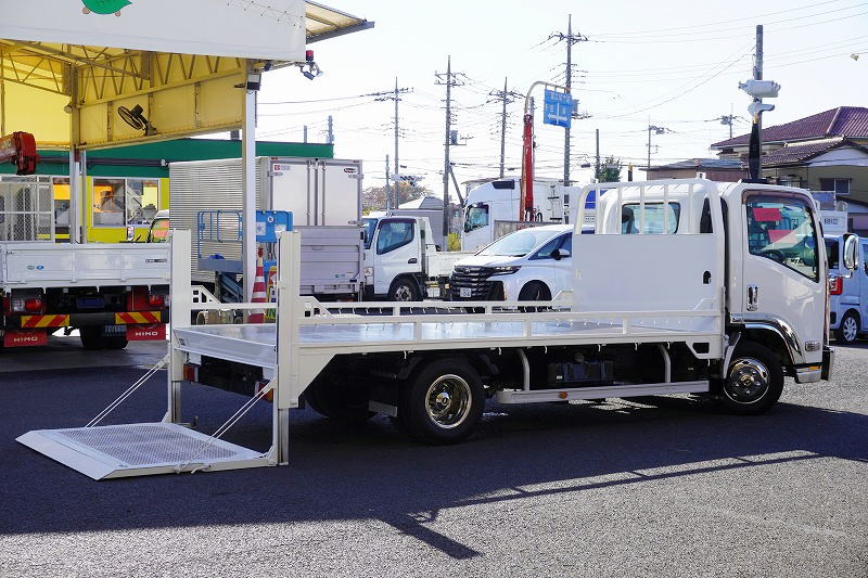 エルフ 「ワイドロング」 バイク運搬車 積載2000kg 一方開 自動起立式垂直パワーゲート 荷台鉄板張り アオリロープフック 鳥居フック1対&下部鉄板張り 左電格ミラー 坂道発進補助 ETC フォグランプ 黒革調シートカバー メッキパーツ 6速MT!フロント画像
