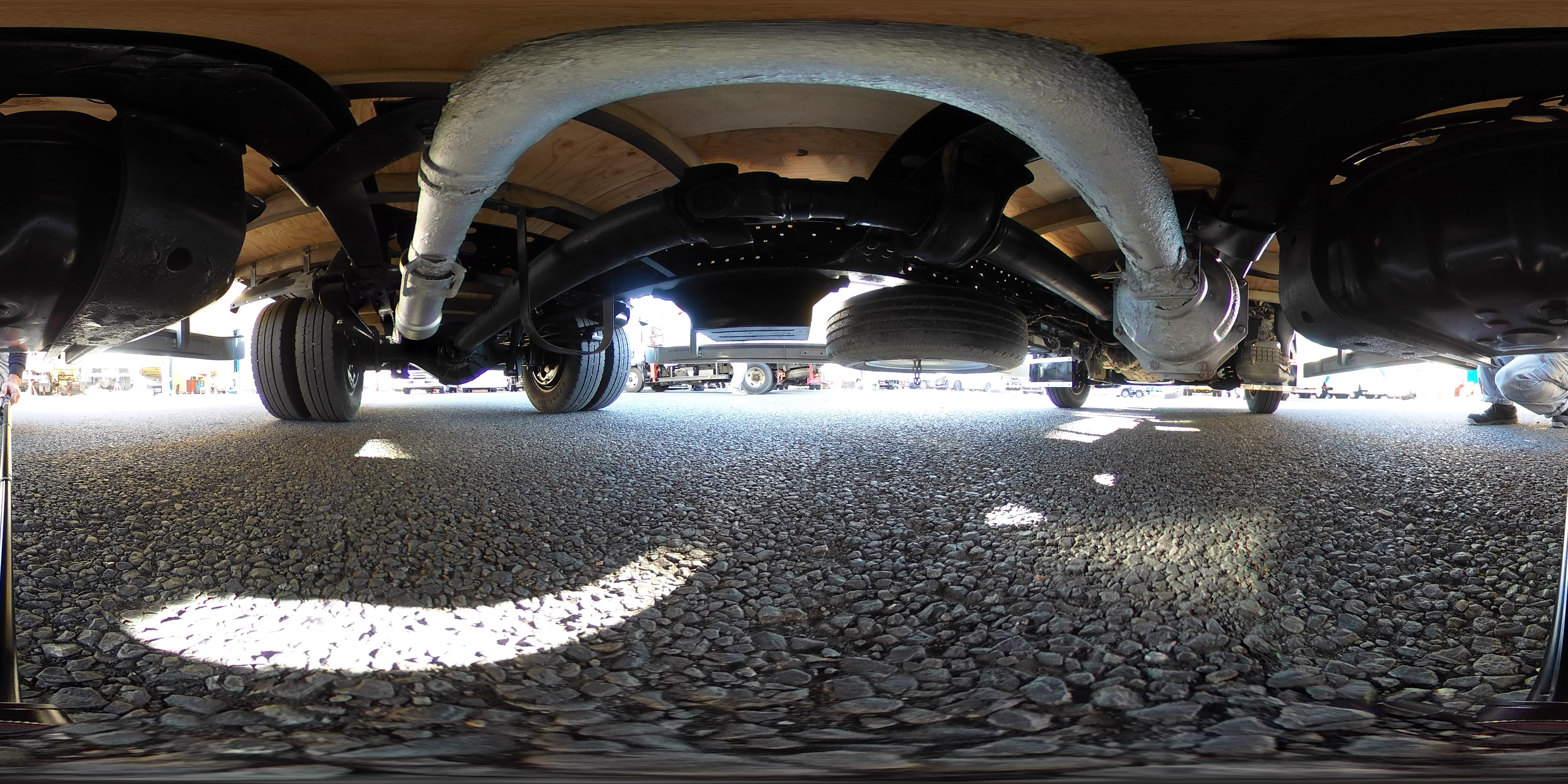 エルフ　「ワイドロング」　バイク運搬車　積載２０００ｋｇ　一方開　自動起立式垂直パワーゲート　荷台鉄板張り　アオリロープフック　鳥居フック１対＆下部鉄板張り　左電格ミラー　坂道発進補助　ＥＴＣ　フォグランプ　黒革調シートカバー　メッキパーツ　６速ＭＴ！1