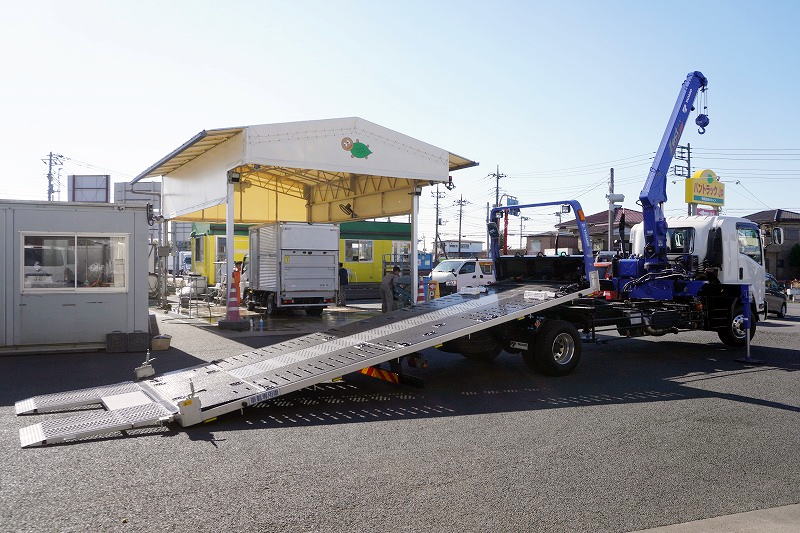 フォワード 増トン 「標準幅 ベッド付き」 3段クレーン セーフティローダー ウインチ付き 車載専用 積載4100kg タダノ製 アオリ無し 2.93t吊 ラジコン フックイン 6.3m長 荷台シマ板張り 床フック 社外ナビ TV バックカメラ アルミホイール AT車 高年式!低走行!中型免許対応!希少車!!フロント画像