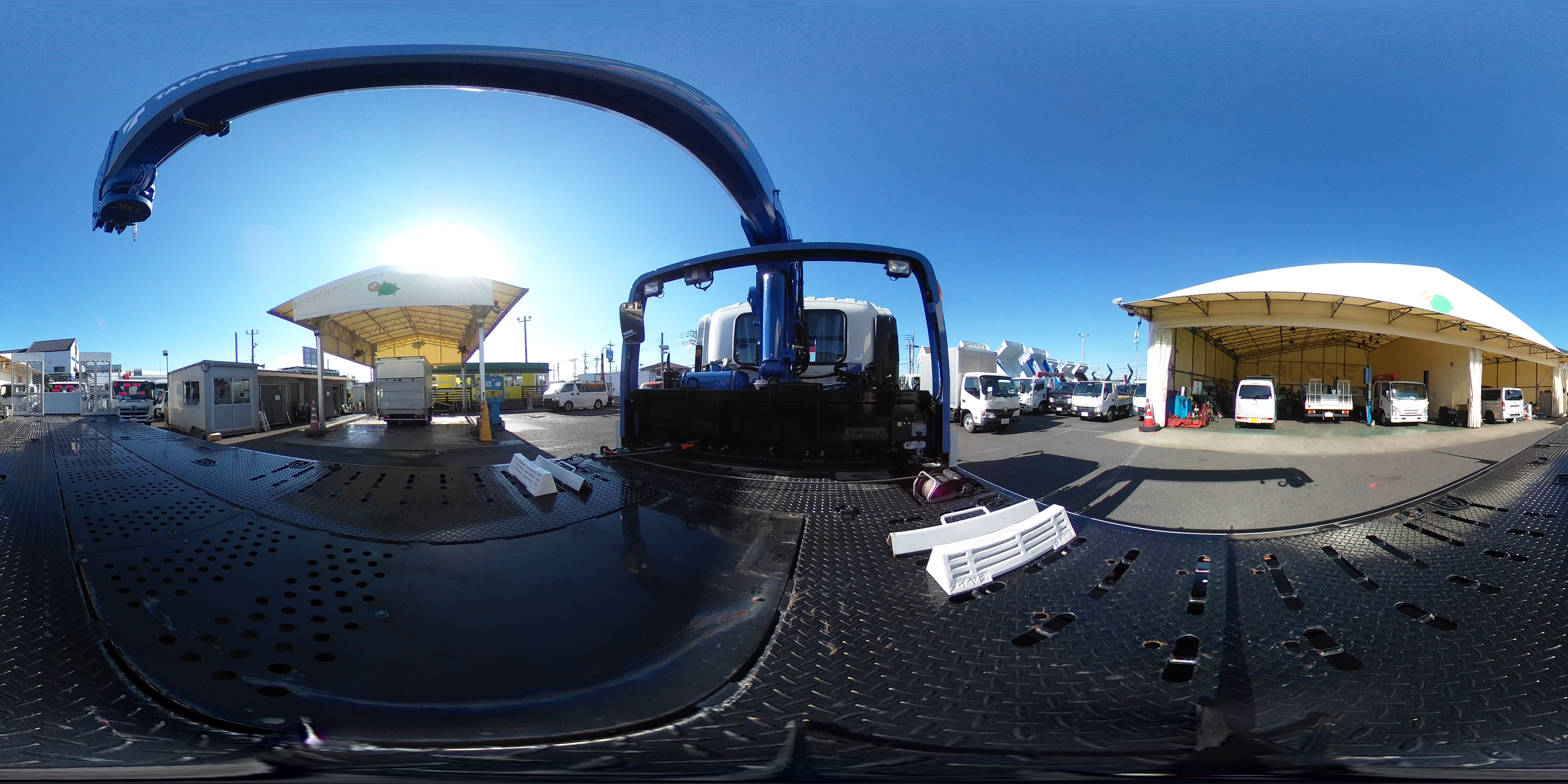 フォワード　増トン　「標準幅　ベッド付き」　３段クレーン　セーフティローダー　ウインチ付き　車載専用　積載４１００ｋｇ　タダノ製　アオリ無し　２．９３ｔ吊　ラジコン　フックイン　６．３ｍ長　荷台シマ板張り　床フック　社外ナビ　ＴＶ　バックカメラ　アルミホイール　ＡＴ車　高年式！低走行！中型免許対応！希少車！！2