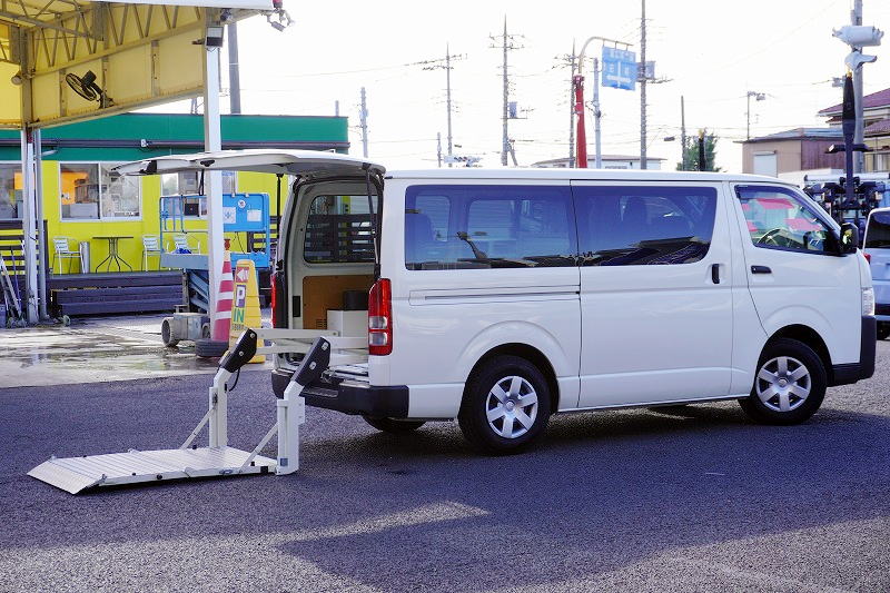 ハイエース ロング DX 5ドア ガソリン車 3人乗り トヨタ車体製パワーゲート 社外ナビ バックカメラ ETC キーレス AC100V 衝突軽減ブレーキ 車線逸脱警報 ワンオーナー!AT車!フロント画像