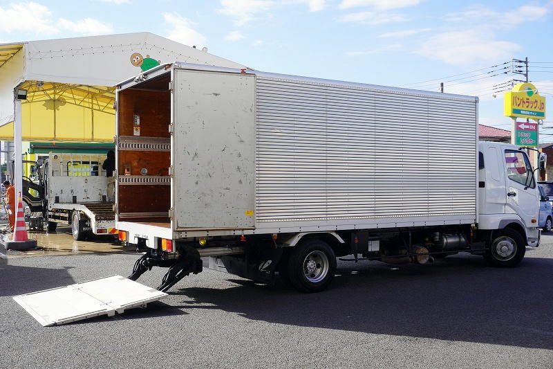 ファイター　４トン　「標準幅　ベッド付き　ショート」　アルミバン　積載３１００ｋｇ　サイドドア　リーフサス　ｍ長　格納パワーゲート　ラッシング２段　壁面フック　社外ナビ　バックカメラ　ＥＴＣ　坂道発進補助　ＨＩＤヘッドライト　メッキパーツ　パブコ製　６速ＭＴ！フロント画像