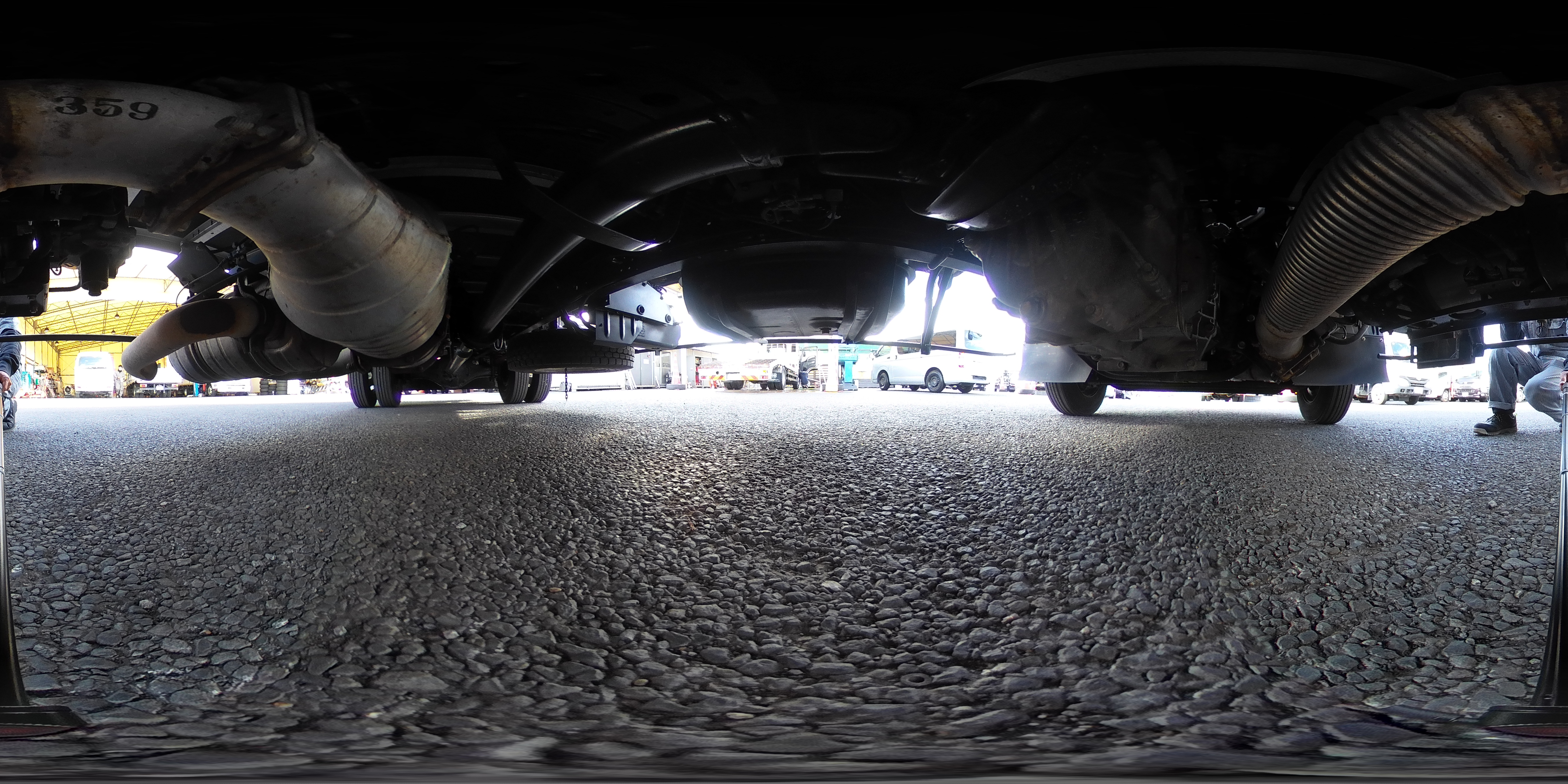 ファイター　４トン　「標準幅　ベッド付き　ショート」　アルミバン　積載３１００ｋｇ　サイドドア　リーフサス　ｍ長　格納パワーゲート　ラッシング２段　壁面フック　社外ナビ　バックカメラ　ＥＴＣ　坂道発進補助　ＨＩＤヘッドライト　メッキパーツ　パブコ製　６速ＭＴ！1