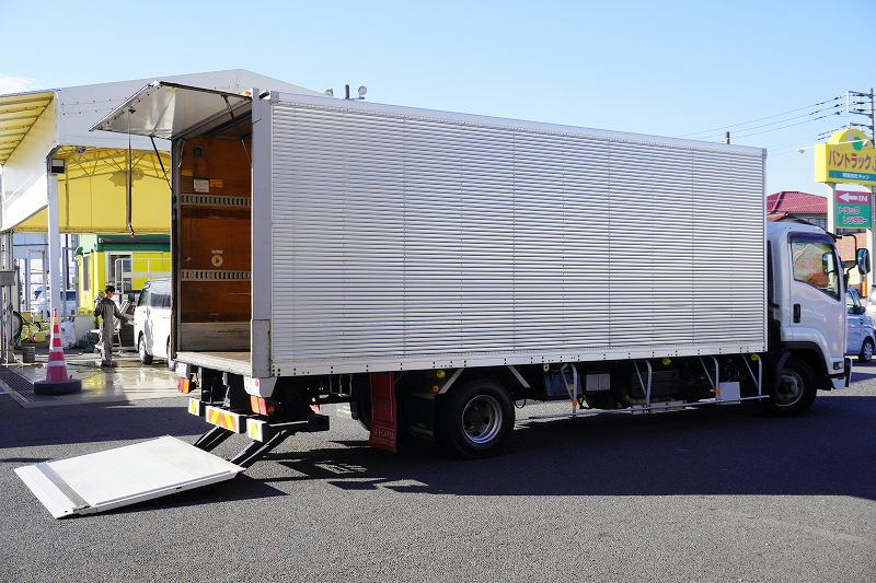 フォワード　４トン　「ワイド　ベッドレス」　アルミバン　積載３０００ｋｇ　リーフサス　６．２ｍ長　跳ね上げ式　パワーゲート　ラジコン　ラッシング２段　バックカメラ　ＥＴＣ２．０　坂道発進補助　ＨＩＤヘッドライト　日本フルハーフ製　６速ＭＴ！フロント画像