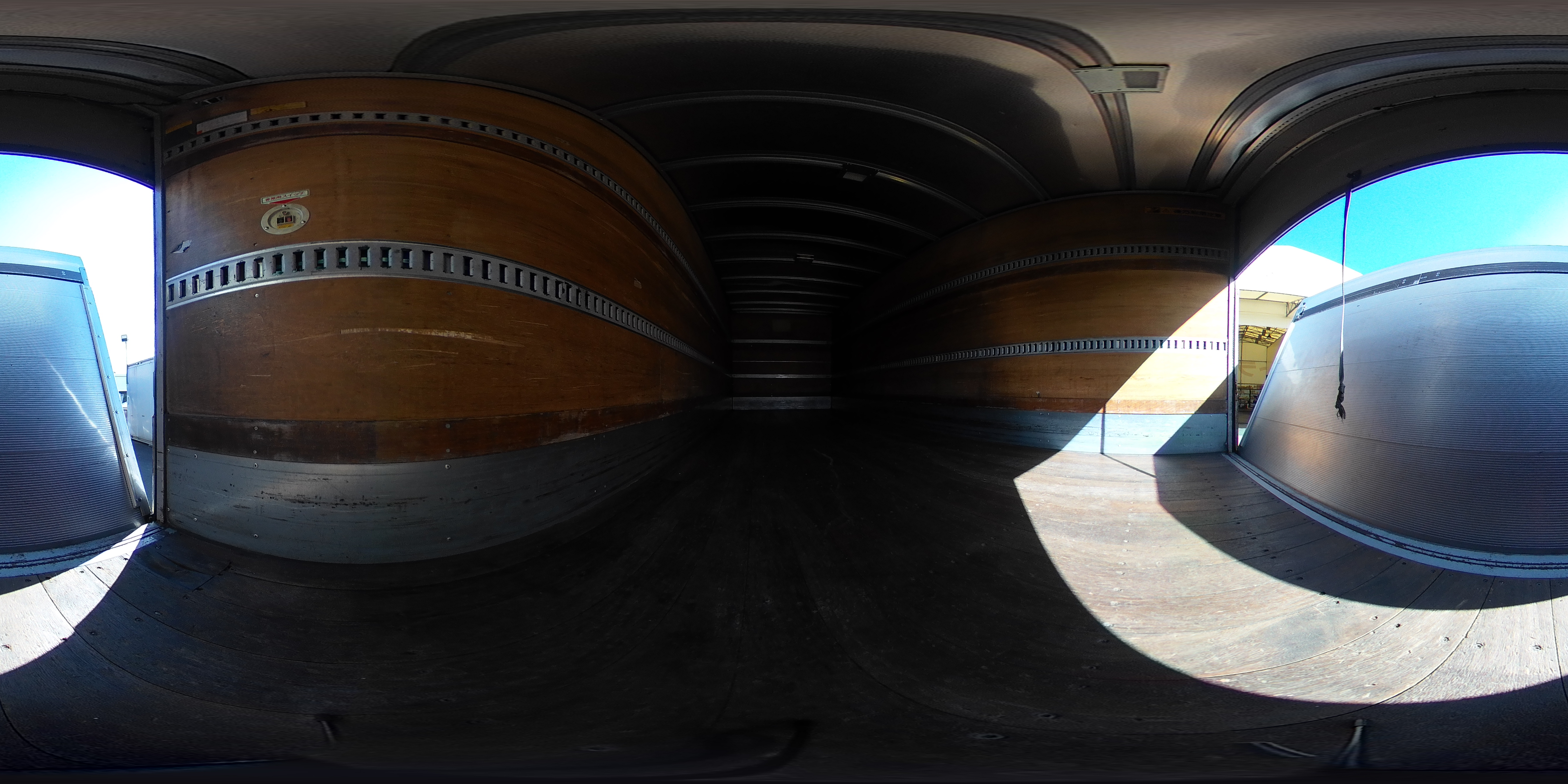 フォワード　４トン　「ワイド　ベッドレス」　アルミバン　積載３０００ｋｇ　リーフサス　６．２ｍ長　跳ね上げ式　パワーゲート　ラジコン　ラッシング２段　バックカメラ　ＥＴＣ２．０　坂道発進補助　ＨＩＤヘッドライト　日本フルハーフ製　６速ＭＴ！2