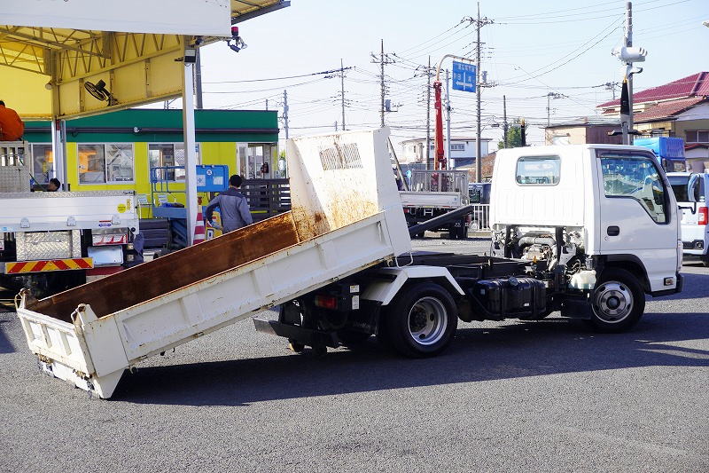 エルフ 「標準幅」 強化 ローダーダンプ 新明和製 三方開 積載3000kg スライド用ラジコン ダンプピン ETC 坂道発進補助 キーレス 6速MT!フロント画像