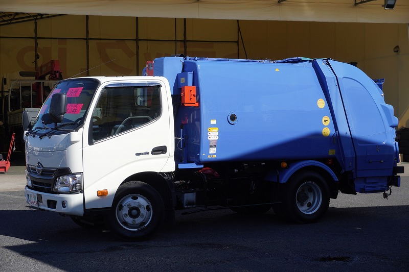 デュトロ　「標準幅」　パッカー車　プレス式　積載２０００ｋｇ　極東製　４．２立米　単独動作　汚水タンク　バックカメラ　作業中表示灯　ＬＥＤフォグランプ　電動パーキングブレーキ　左電格ミラー　坂道発進補助　５速ＭＴ！　車検「Ｒ８年９月まで！」フロント画像