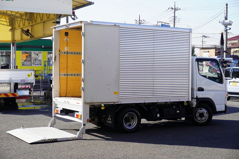 キャンター　１０尺　アルミバン　積載２０００ｋｇ　リア観音扉　垂直パワーゲート　ラッシング２段　左電格ミラー　バックカメラ　社外ナビ　フルセグＴＶ　ＥＴＣ　フォグランプ　衝突軽減ブレーキ　車線逸脱警報　パブコ製　ＡＴ車！準中型（５トン限定）免許対応！希少車！！フロント画像