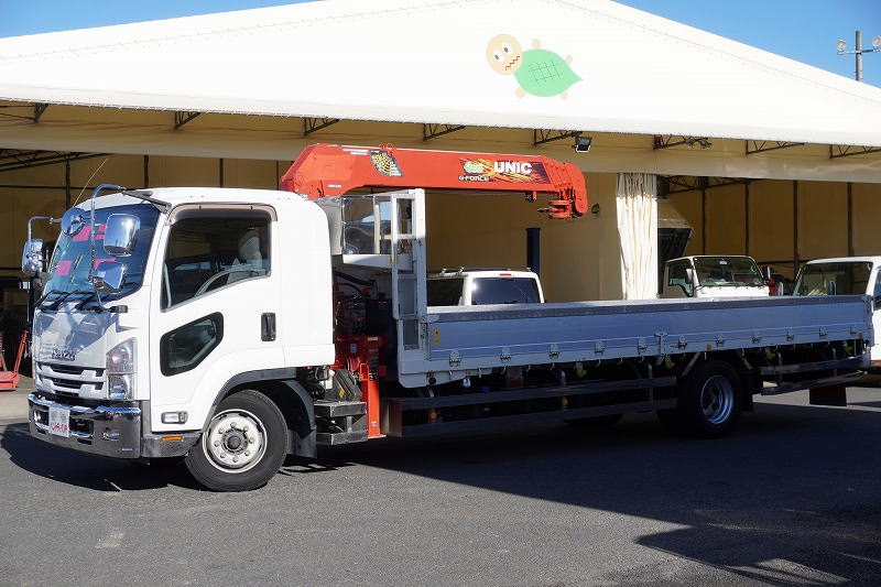 フォワード　増トン　「ワイド　ベッド付き」　５段クレーン　積載６７００ｋｇ　古河ユニック製　６．５ｍ長　アルミブロック　ラジコン　フックイン　２．９３ｔ吊　差し違いアウトリガー　荷台シマ板張り　網工具入れ　セイコーラック　鳥居ラダー＆左右工具箱＆下部シマ板張り　床フック　落とし込みフック１８対　ステンレス２段サイドバンパー　美川ボディー　坂道発進補助　メッキパーツ　ＥＴＣ２．０　６速ＭＴ！　車検「Ｒ８年６月まで！」