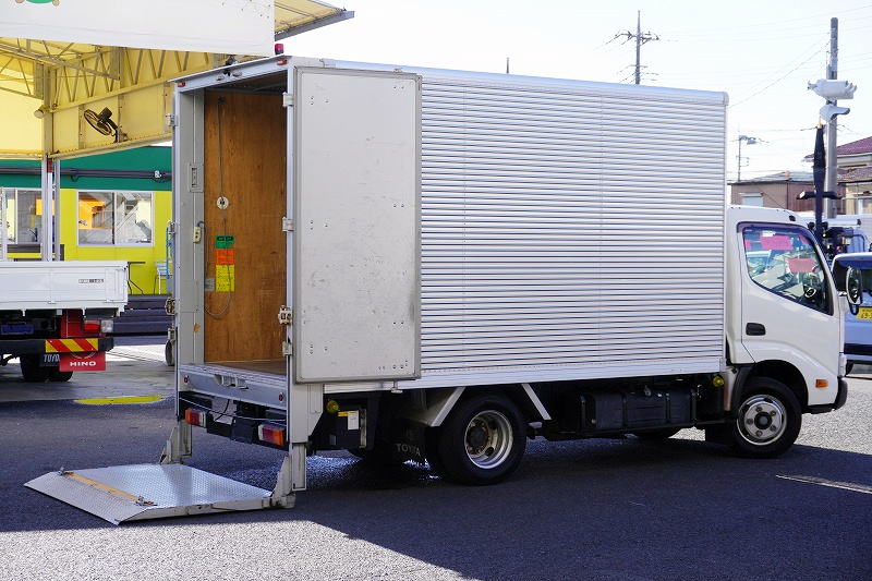 トヨエース　「標準幅　セミロング」　アルミバン　積載２０００ｋｇ　リア観音扉　垂直パワーゲート　バックカメラ　社外ナビ　ワンセグＴＶ　ＥＴＣ　衝突軽減ブレーキ　車線逸脱警報　北村製　ＡＴ車！フロント画像
