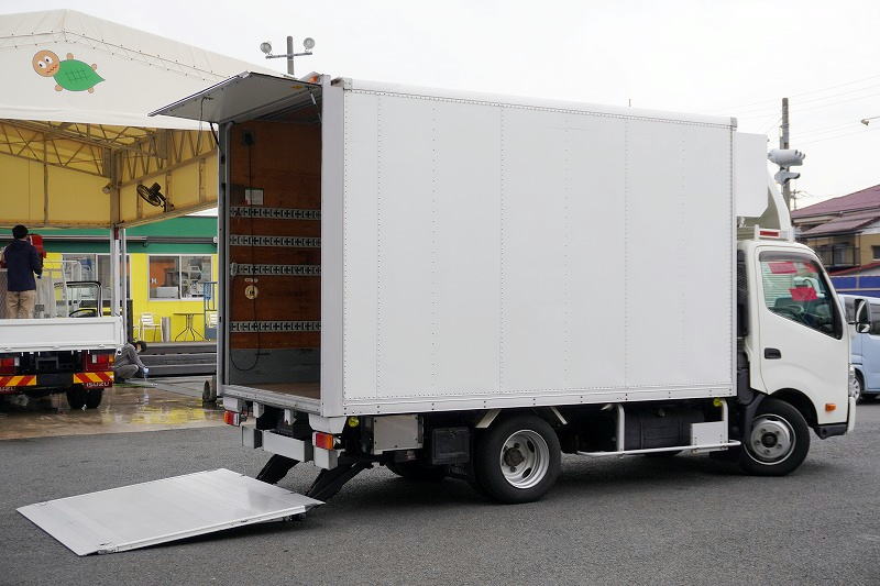 デュトロ　「ワイド　セミロング」　パネルバン　積載２０００ｋｇ　サイドドア　跳ね上げ式パワーゲート　ラッシング４段　導風板　箱内前方上部スペース付き　バックカメラ　ＥＴＣ　フォグランプ　日本フルハーフ製　５速ＭＴ！希少車！！フロント画像