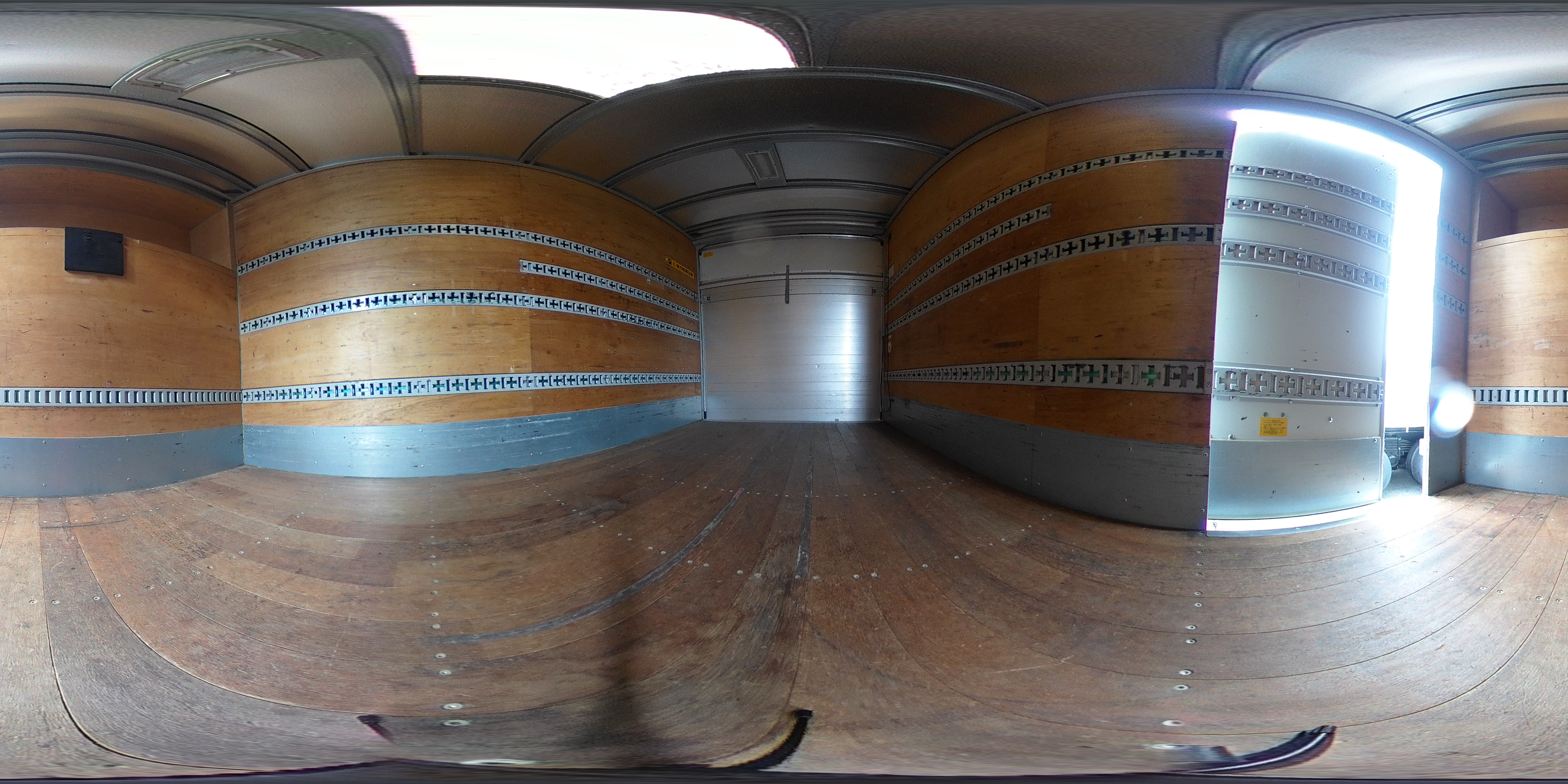 デュトロ　「ワイド　セミロング」　パネルバン　積載２０００ｋｇ　サイドドア　跳ね上げ式パワーゲート　ラッシング４段　導風板　箱内前方上部スペース付き　バックカメラ　ＥＴＣ　フォグランプ　日本フルハーフ製　５速ＭＴ！希少車！！2