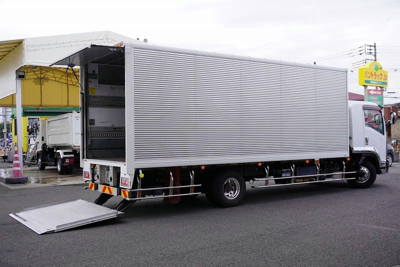 フォワード　４トン　「ワイド　ベッド付き」　アルミバン　積載２４５０ｋｇ　リーフサス　６．３ｍ長　跳ね上げ式　パワーゲート　ラッシング２段　バックカメラ　ＥＴＣ２．０　ＨＩＤヘッドライト　メッキパーツ　アルミホイール　ステンレスサイドバンパー　北村製　ＡＴ車！フロント画像