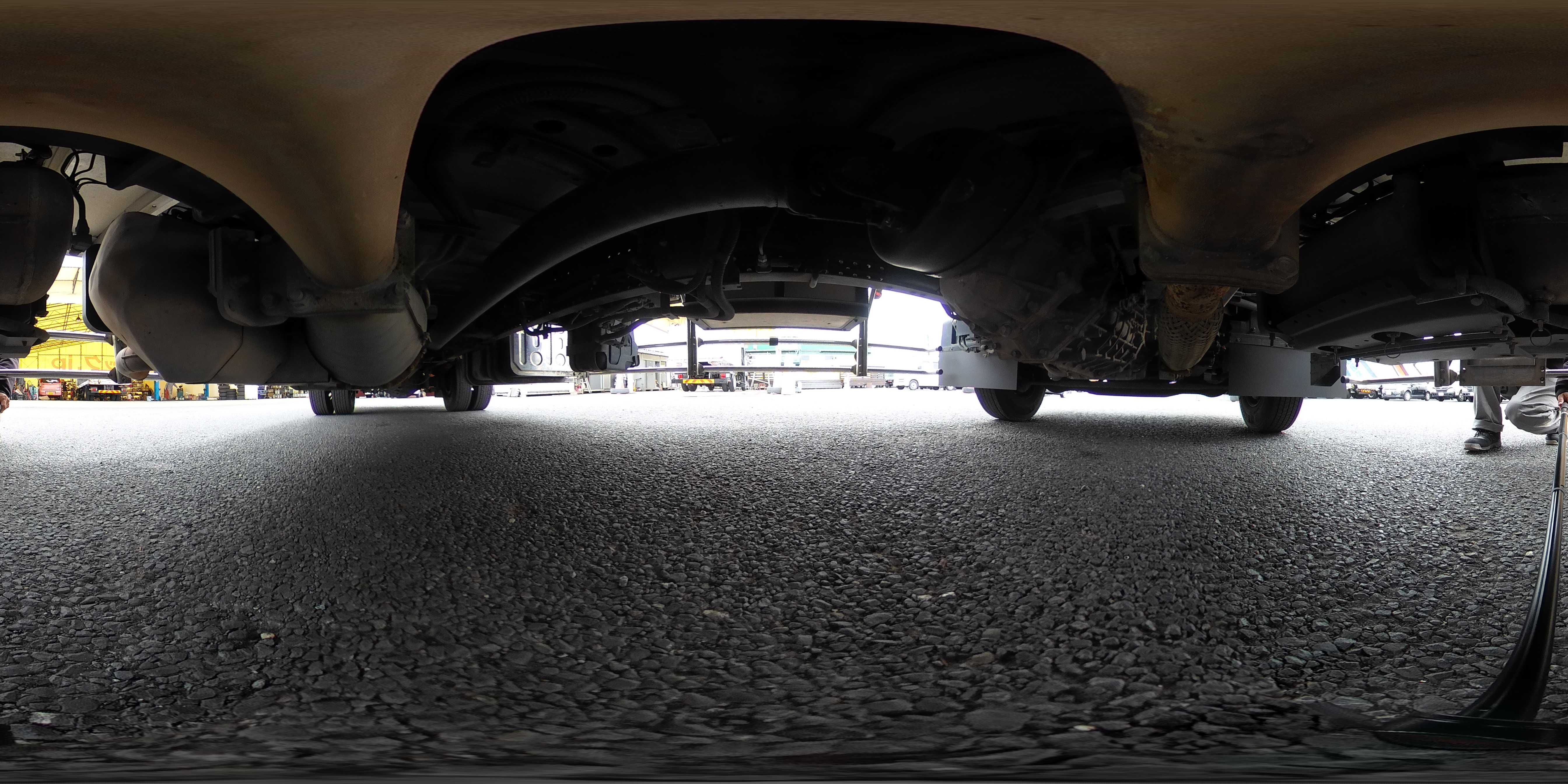 フォワード　４トン　「ワイド　ベッド付き」　アルミバン　積載２４５０ｋｇ　リーフサス　６．３ｍ長　跳ね上げ式　パワーゲート　ラッシング２段　バックカメラ　ＥＴＣ２．０　ＨＩＤヘッドライト　メッキパーツ　アルミホイール　ステンレスサイドバンパー　北村製　ＡＴ車！1