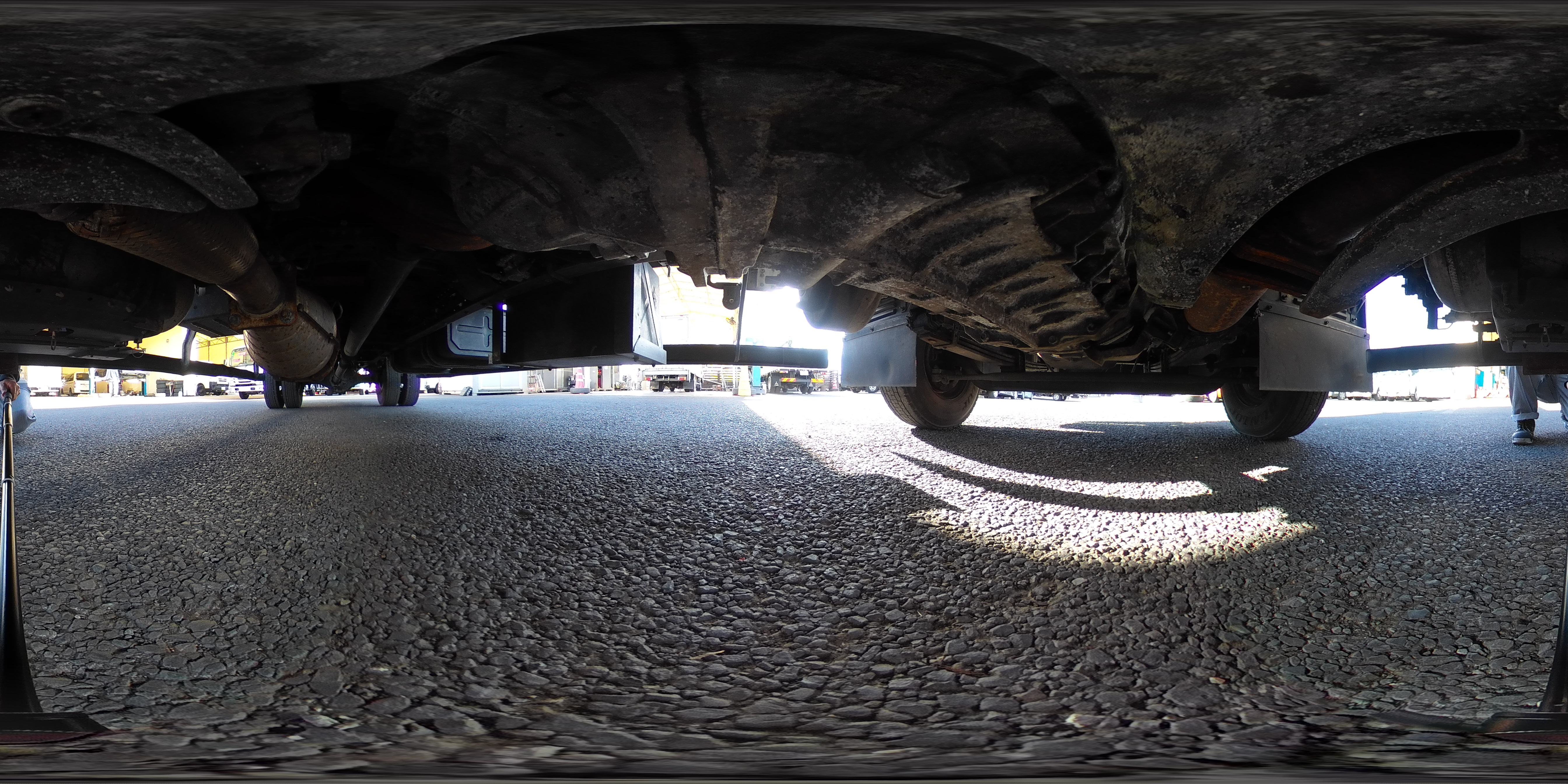 フォワード　４トン　「標準幅　ベッド付き」　平ボディー　積載４０００ｋｇ　リーフサス　６．２ｍ長　鳥居鉄板張り＆フック付　セイコーラック　スタンション穴　ルーフキャリア　キャブラダー　床フック５対　坂道発進補助　オートエアコン　ＰＴＯ付き　バックカメラ　ポータブルナビ　ワンセグＴＶ　６速ＭＴ！0