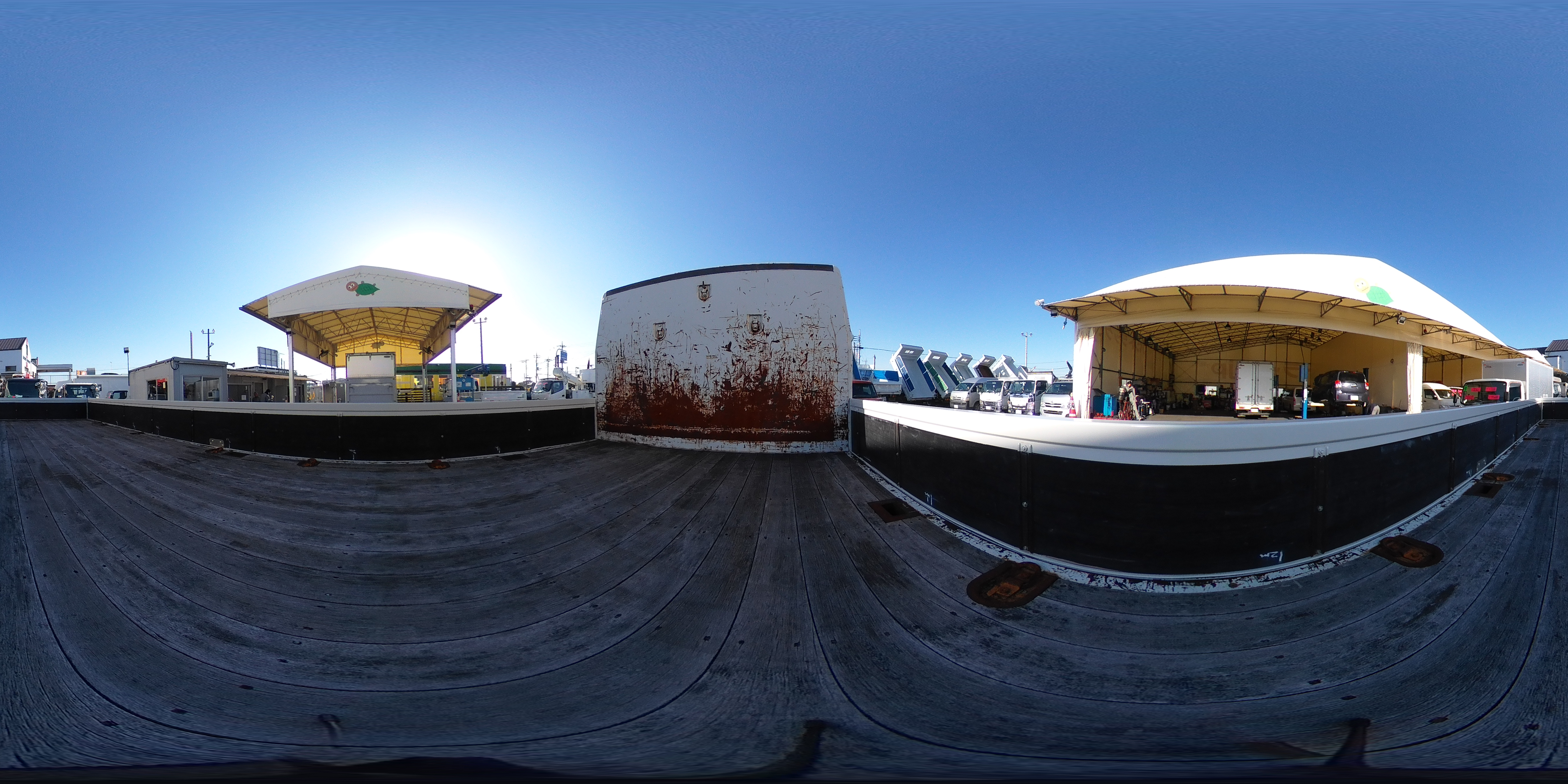 フォワード　４トン　「標準幅　ベッド付き」　平ボディー　積載４０００ｋｇ　リーフサス　６．２ｍ長　鳥居鉄板張り＆フック付　セイコーラック　スタンション穴　ルーフキャリア　キャブラダー　床フック５対　坂道発進補助　オートエアコン　ＰＴＯ付き　バックカメラ　ポータブルナビ　ワンセグＴＶ　６速ＭＴ！2