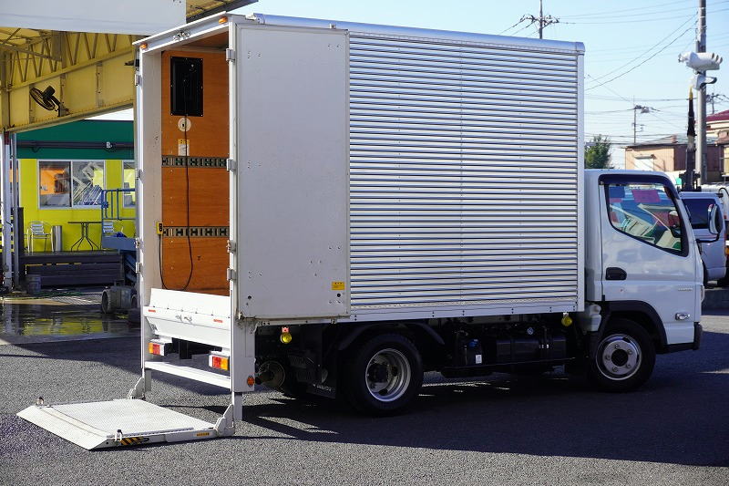 キャンター　１０尺　アルミバン　積載２０００ｋｇ　リア観音扉　垂直パワーゲート　ラッシング２段　左電格ミラー　坂道発進補助　バックカメラ　ＥＴＣ２．０　ＬＥＤヘッドライト＆フォグランプ　スマートキー　衝突軽減ブレーキ　車線逸脱警報　パブコ製　５速ＭＴ！準中型（５トン限定）免許対応！　車検「Ｒ８年２月まで！」フロント画像