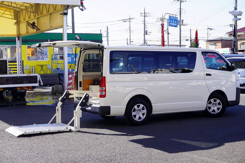 ハイエース　ロング　ＤＸ　４ドア　ガソリン車　３人乗り　トヨタ車体製パワーゲート　荷室加工有り　荷台板張り　ラッシング１段　社外ナビ　バックカメラ　ＥＴＣ　キーレス　小窓　ＡＴ車！