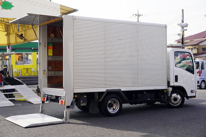 タイタン 「標準幅 セミロング」 アルミバン 積載1750kg 跳ね上げ式 垂直パワーゲート ラッシング3段 バックカメラ 左電格ミラー フォグランプ 北村製 AT車!準中型(5トン限定)免許対応! 車検「R8年4月まで!」フロント画像