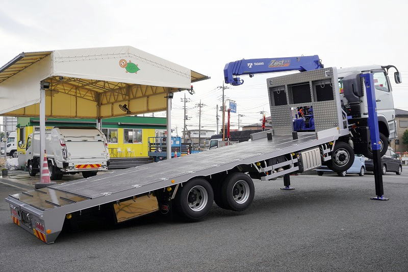 (未使用) スーパーグレート 大型 4軸 2デフ リーフサス 「ベッド付き」 4段セルフクレーン 積載11800kg タダノ製 ラジコン フックイン 2.93t吊 ウインチ いそのボディー製造りボディー 鳥居シマ板張り 床フック10対 スタンション穴 アユミ板付き バックカメラ ETC2.0 メッキパーツ 回送仕様 AT車!総重量25トン未満! 車検「R8年1月まで!」フロント画像