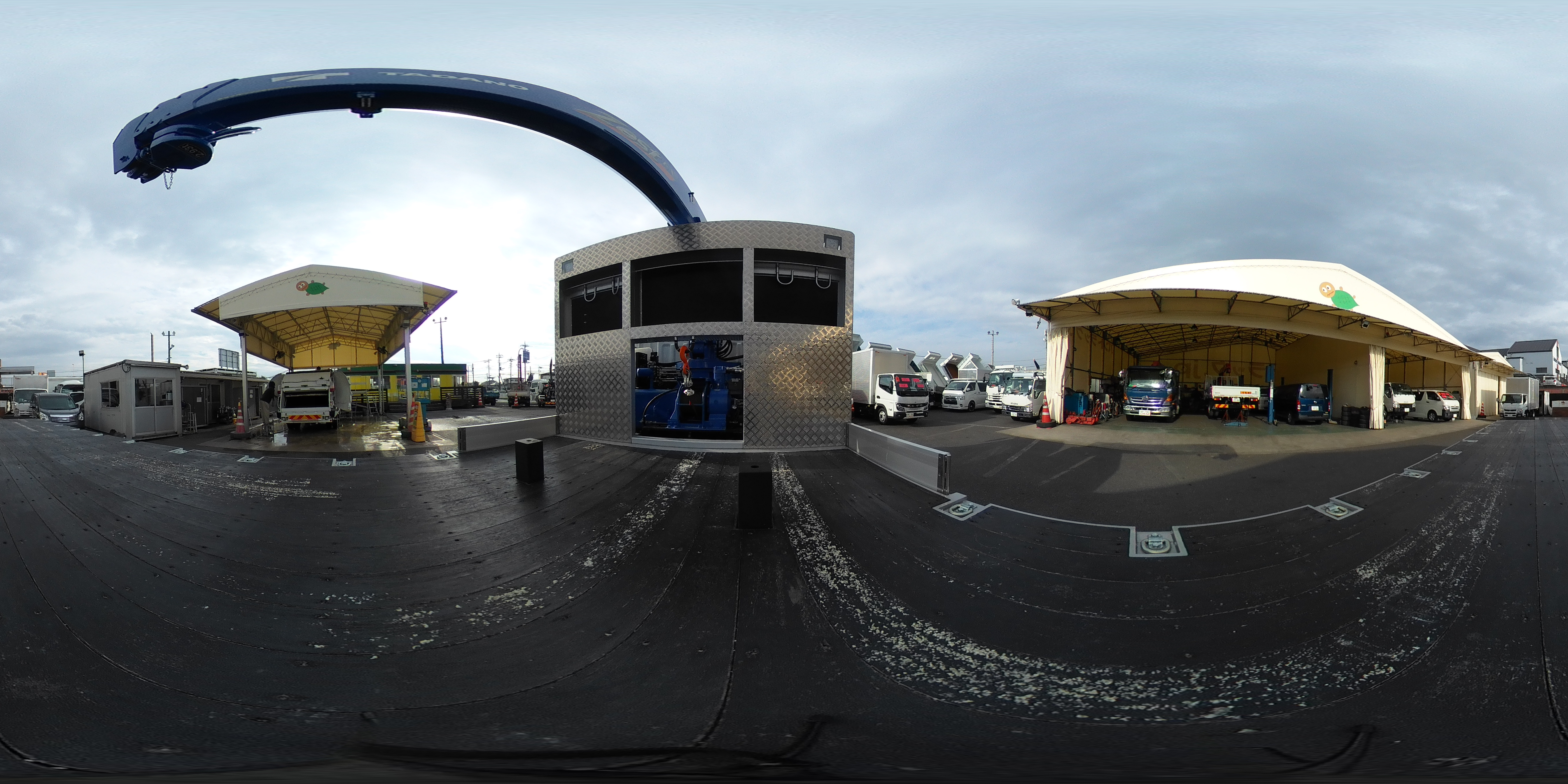 （未使用）　スーパーグレート　大型　４軸　２デフ　リーフサス　「ベッド付き」　４段セルフクレーン　積載１１８００ｋｇ　タダノ製　ラジコン　フックイン　２．９３ｔ吊　ウインチ　いそのボディー製造りボディー　鳥居シマ板張り　床フック１０対　スタンション穴　アユミ板付き　バックカメラ　ＥＴＣ２．０　メッキパーツ　回送仕様　ＡＴ車！総重量２５トン未満！　車検「Ｒ８年１月まで！」2