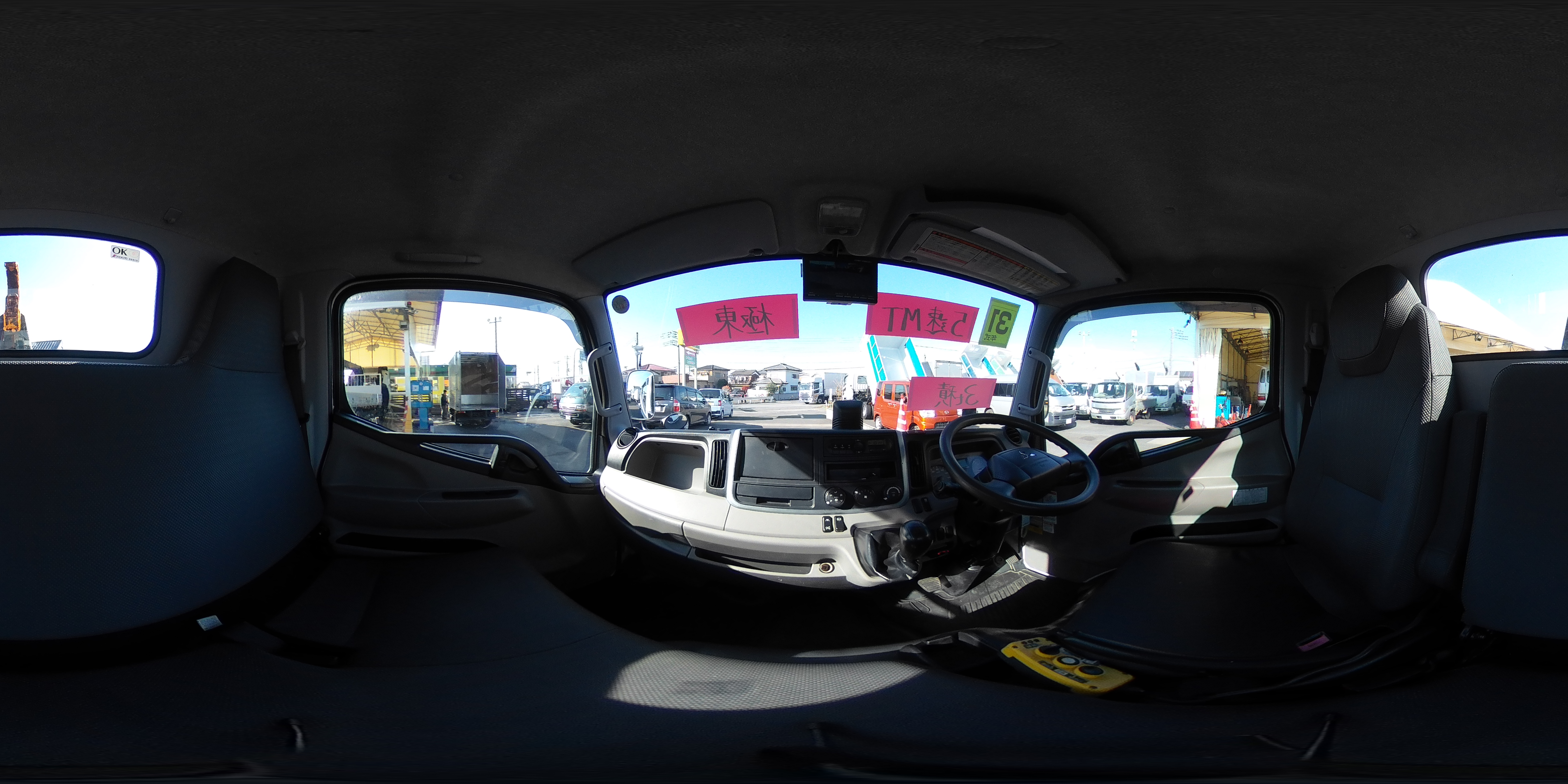 キャンター　「標準幅」　フックロール　極東製　積載３０００ｋｇ　シングルシリンダー　キャブバックステップ　網工具入れ　ルーフキャリア　左電格ミラー　バックカメラ　ＥＴＣ　メッキパーツ　フォグランプ　衝突軽減ブレーキ　車線逸脱警報　５速ＭＴ！1