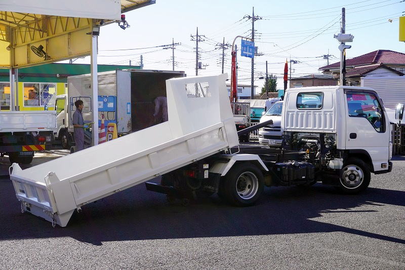 エルフ　「標準幅」　強化　ローダーダンプ　新明和製　三方開　積載３０００ｋｇ　スライド用ラジコン　ダンプピン　ＥＴＣ　坂道発進補助　キーレス　６速ＭＴ！