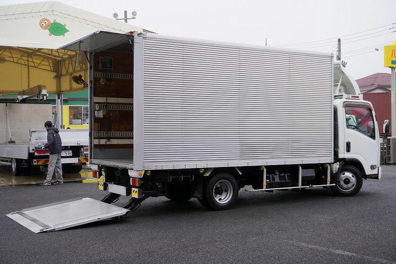 エルフ　「ワイドロング」　アルミバン　積載２０００ｋｇ　サイドドア　跳ね上げ式　パワーゲート　ラッシング３段　荷台アルミ板張り　導風板　バックカメラ　ＥＴＣ　左電格ミラー　坂道発進補助　フォグランプ　日本フルハーフ製　６速ＭＴ！フロント画像