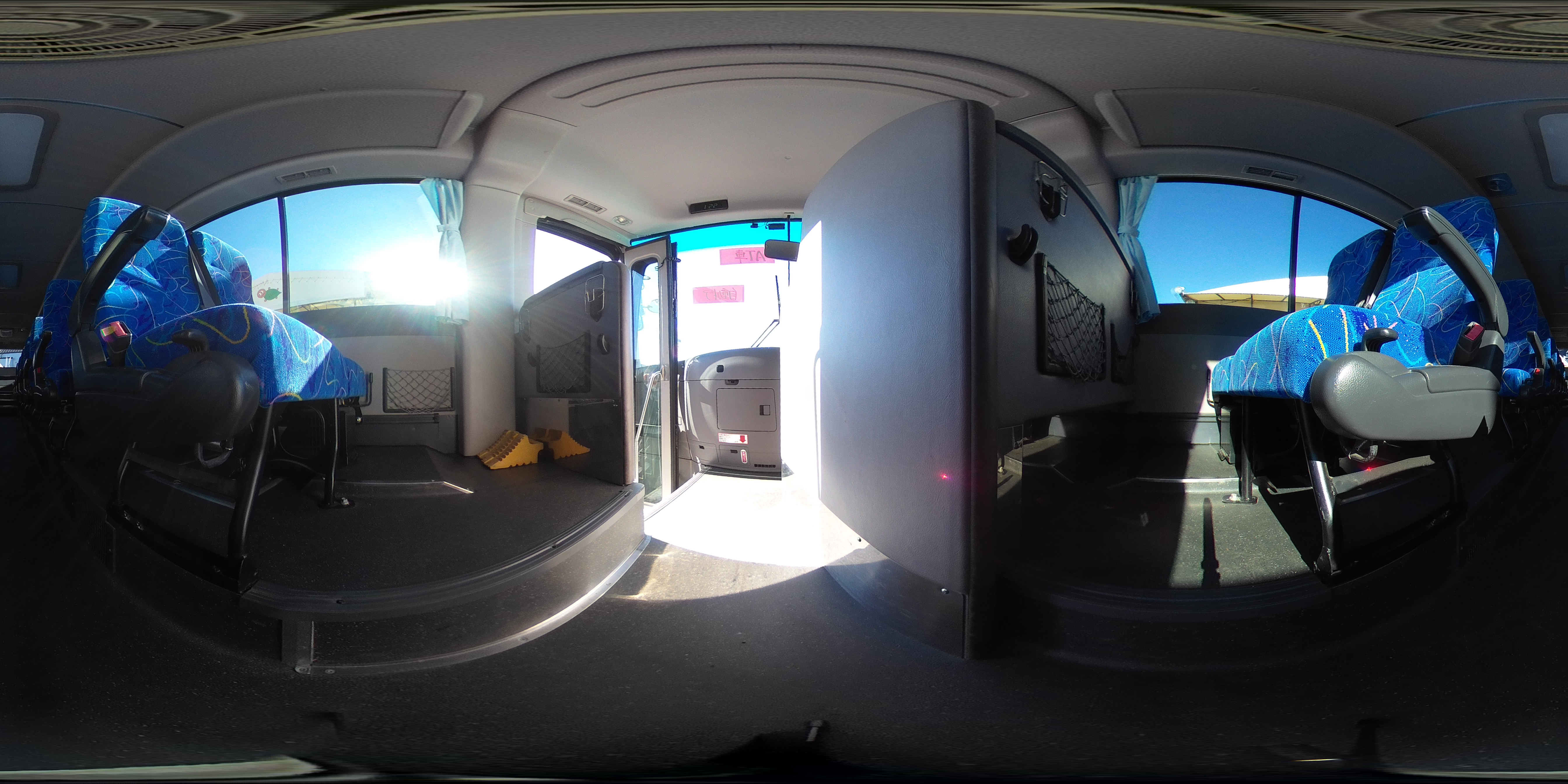 いすゞ　ガーラミオ　送迎バス　２９人乗り　１ドア　折り戸式自動ドア　総輪エアサス　オートエアコン　換気扇　モケットシート　リクライニング機能　荷室スペース　ルームラック　小型トランク　マイク　バックカメラ　社外ナビ　ＥＴＣ２．０　ＨＩＤヘッドライト　ＡＴ車！　車検「Ｒ８年３月まで！」1