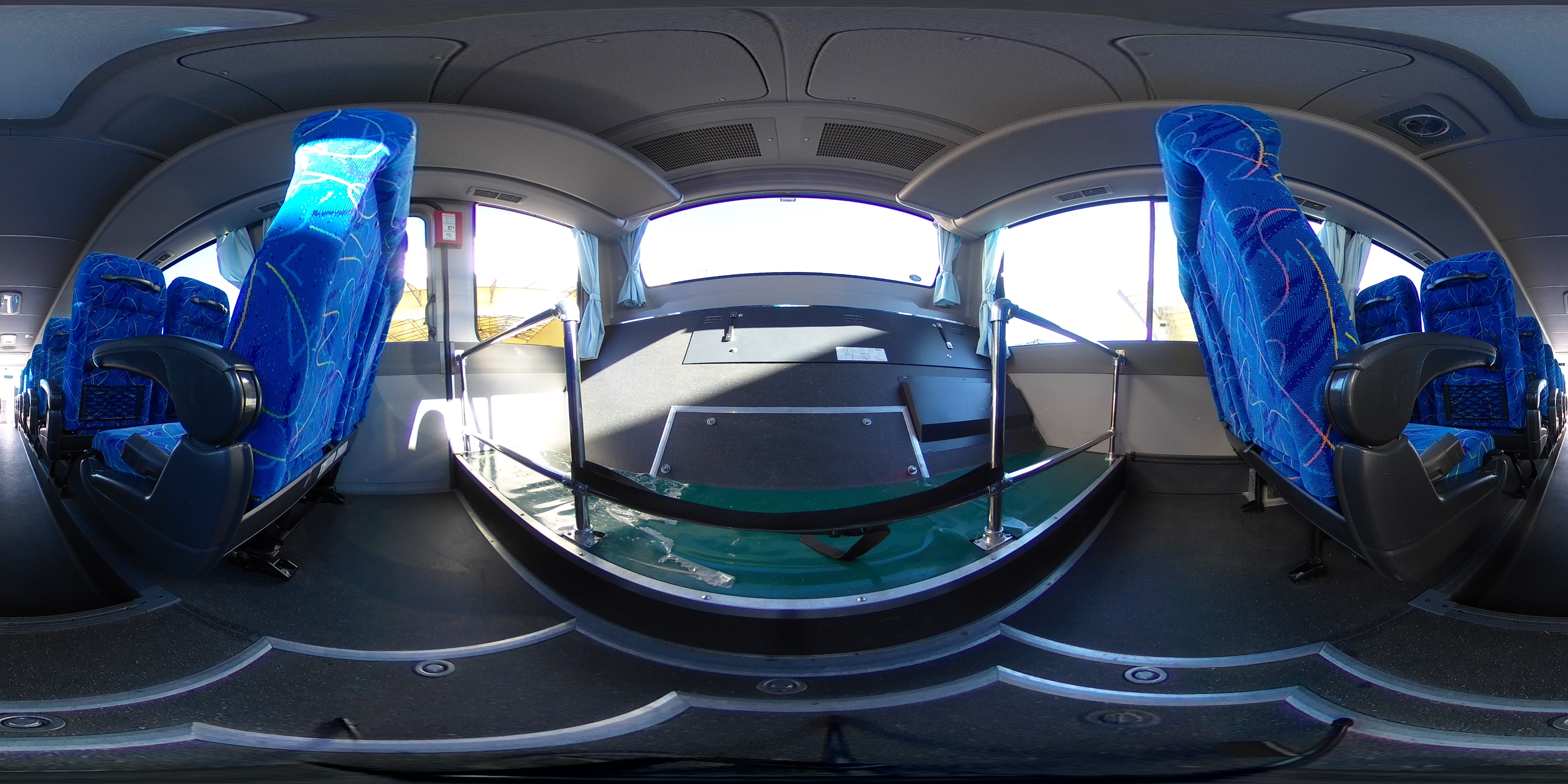 いすゞ　ガーラミオ　送迎バス　２９人乗り　１ドア　折り戸式自動ドア　総輪エアサス　オートエアコン　換気扇　モケットシート　リクライニング機能　荷室スペース　ルームラック　小型トランク　マイク　バックカメラ　社外ナビ　ＥＴＣ２．０　ＨＩＤヘッドライト　ＡＴ車！　車検「Ｒ８年３月まで！」2