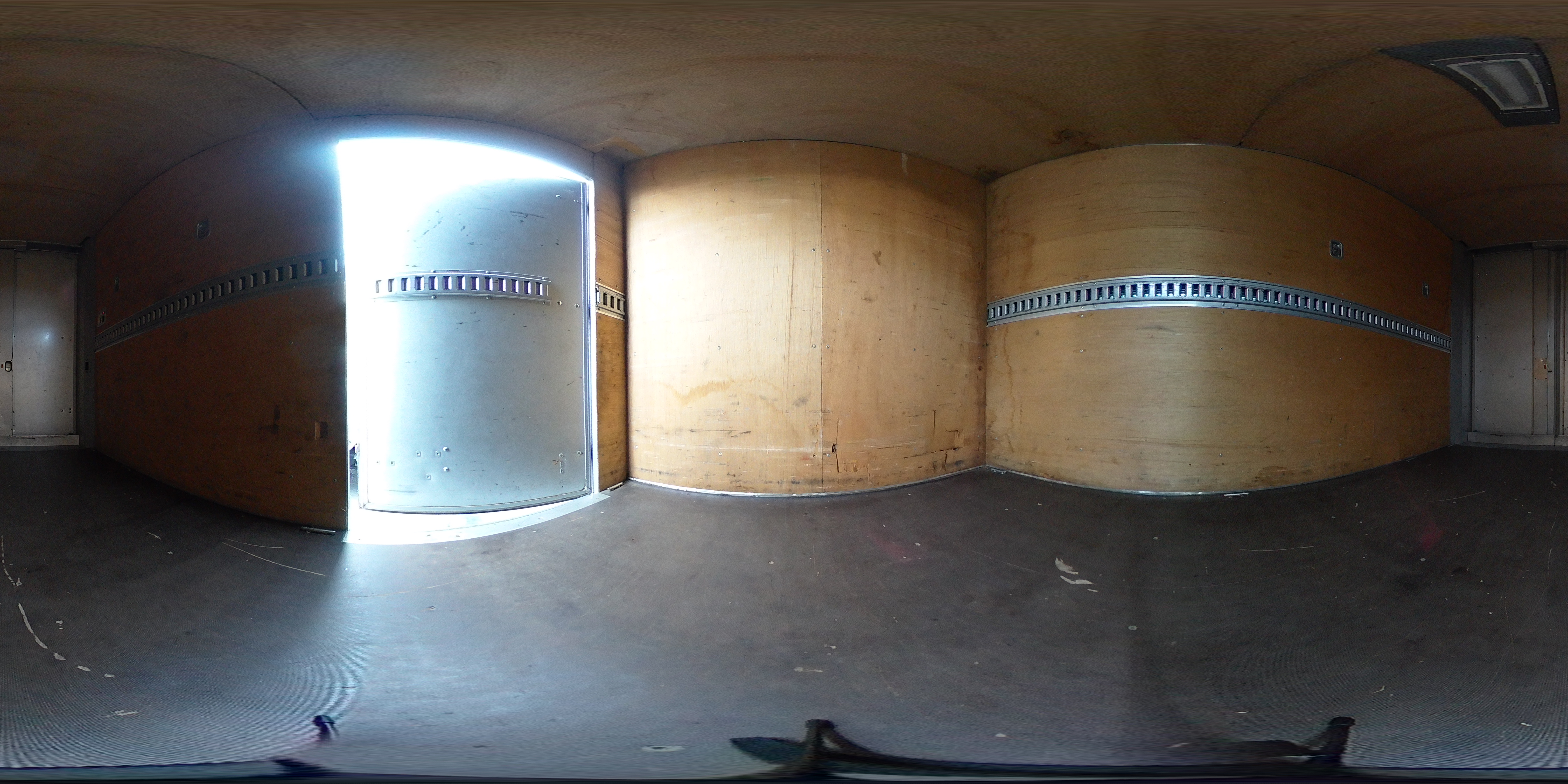 ダイナ　１０尺　アルミバン　積載２０００ｋｇ　サイドドア　リア観音扉　床下格納パワーゲート　ラッシング１段　壁面フック２対　落とし込みフック４対　左電格ミラー　バックカメラ　ＥＴＣ　社外ナビ　ワンセグＴＶ　衝突軽減ブレーキ　車線逸脱警報　トヨタ車体製　ＡＴ車！　車検「Ｒ８年４月まで！」2