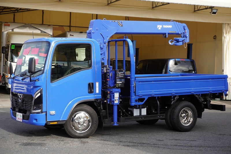 タイタン　「標準幅　ショートボディ　セミロング」　４段クレーン　タダノ製　積載３０００ｋｇ　ラジコン　フックイン　２．６３ｔ吊　左電格ミラー　バックカメラ　ＥＴＣ２．０　ＬＥＤヘッドライト＆フォグランプ　黒革調シートカバー　社外テール　メッキホイールライナー　衝突軽減ブレーキ　車線逸脱警報　高年式！低走行！６速ＭＴ！　車検「Ｒ８年１２月まで！」フロント画像
